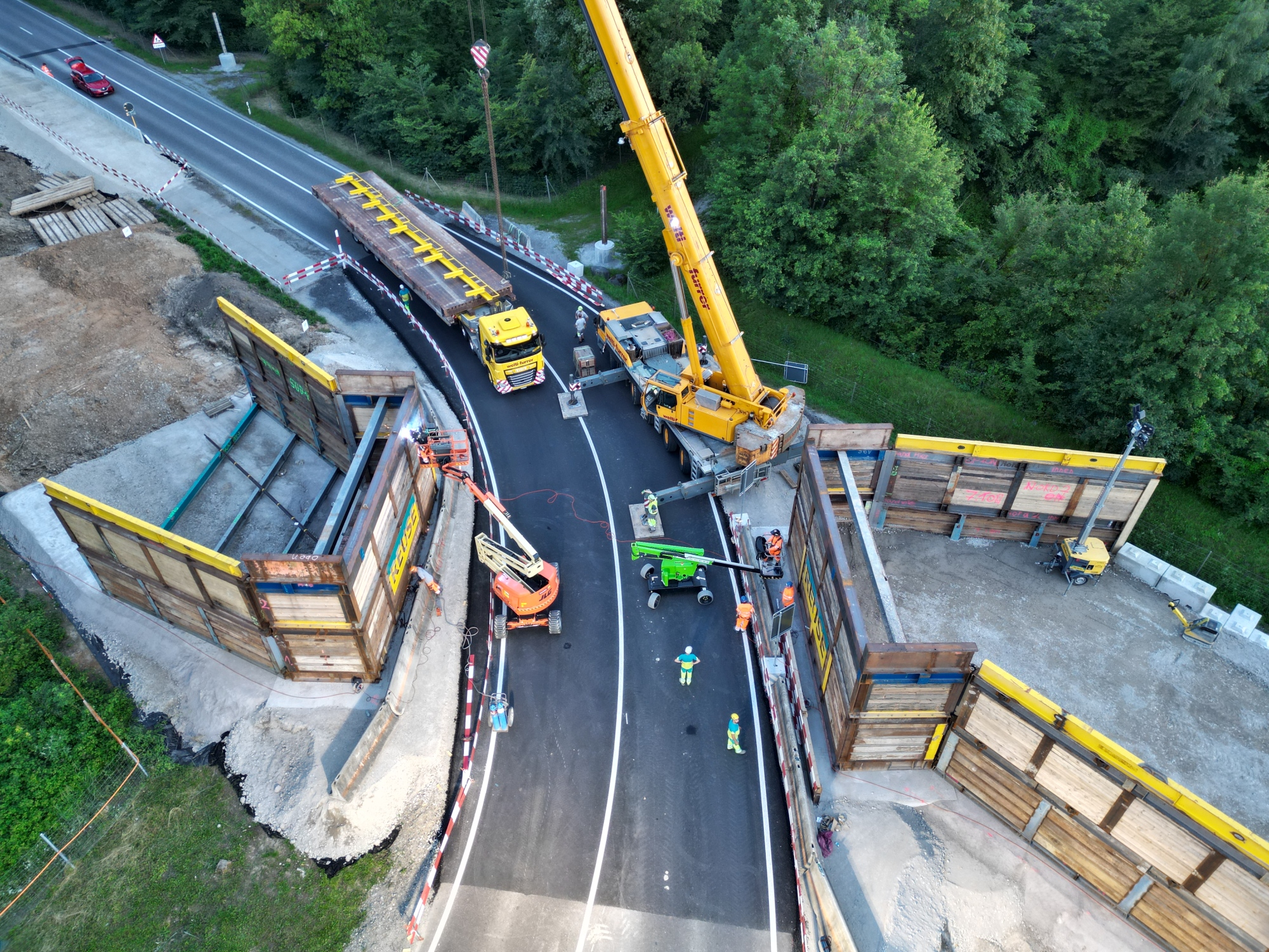 Kraneinsatz für die Hilfsbrücke