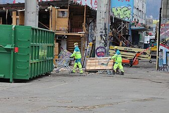 Zwei Arbeiter auf dem Weg um diverse Schadstoffe zu entsorgen.