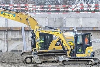 Abbruch und Aushubarbeiten mit zwei Baggern.