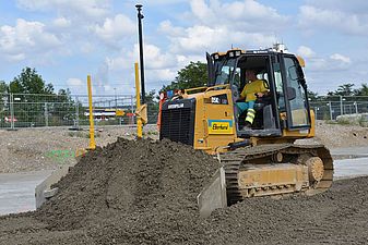 Einbau von Magerbeton mit Bulldozer