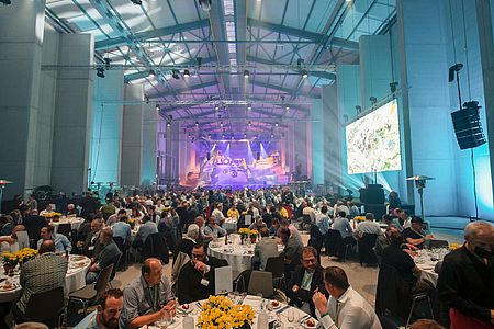 Galadinner mit Blick auf Bühne am Kundenanlass der EbiMIK Eröffnung