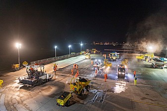 Belagsarbeiten mit Walzen im Flughafen Zürich.