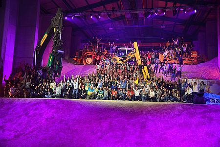 Alle am Bau des EbiMIK Beteiligten, stellen sich am Aufrichte Fest für ein Gruppenfoto zusammen auf die Rohstoffbühne