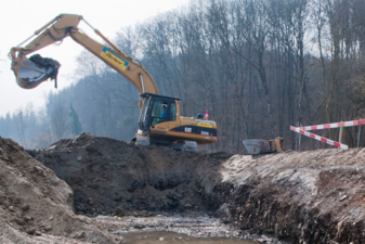 Hochwasserschutz- und Revitalisierungsmassnahmen Emme Bagger im Einsatz