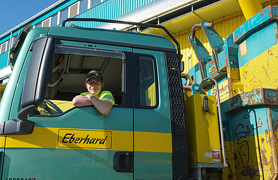 Noah, unser Lernende Strassentransportfachmann schaut aus dem Lastwagen beim Wegfahren