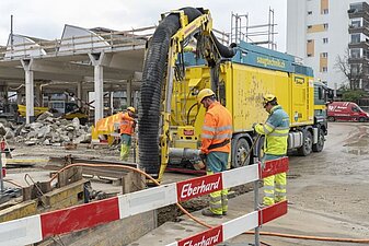 Aushubarbeiten bei Werkleitungen mit Saugbagger.