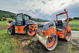 Planie- und Verdichtungsarbeiten mit Pneuradwalze und Vibro- Glattwalze selbstfahrend.