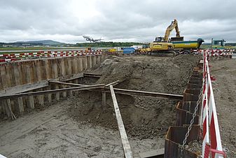 GEP-Umsetzung Flughafen Zürich Baugrube mt Bagger