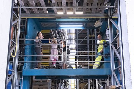 Besucher erkunden das Hochregallager am Tag der offenen Tür der EbiMIK Eröffnung