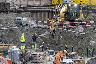 Werkleitungsarbeiten mit Grossbagger.