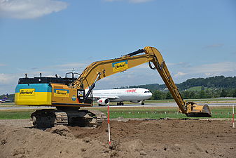 GEP-Umsetzung Flughafen Zürich Bagger bei Erdarbeiten