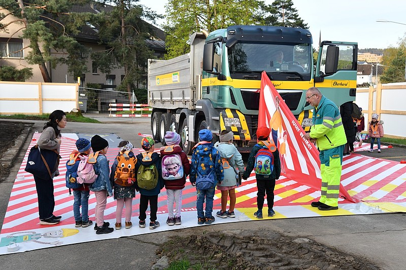 Die Schüler:innen befinden sich nun auf dem "Fussgängerstreifen"