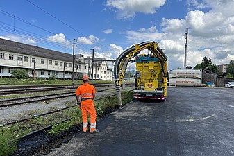 Absaugung Ölverschmutzter Schotter aus Bahntrassee