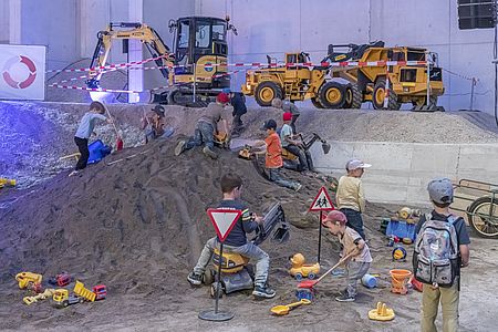 Die Kinder vergnügen sich am Tag der offenen Tür auf dem Sandkasten