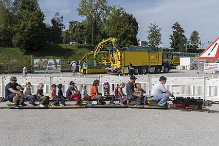 Die Besucher haben Spass auf der Modelleisenbahn am Tag der offenen Tür