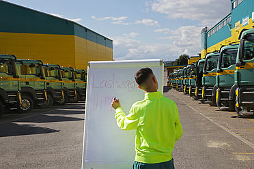 Unser Lernende zählt die Lastwagen im DLZ in Oberglatt