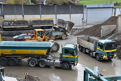 Verschiedene Fahrzeuge transportieren Material in der ESAR.