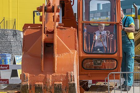 Besucher können die Oldtimer Fahrzeuge aus dem EBIANUM testen