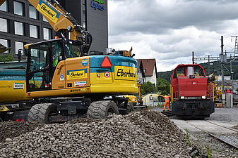 Der Zug rollt ein beim Gleisbauprojekt in Affoltern am Albis