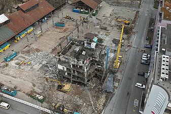 Übersicht Baustelle die Abbruch- und Aufräumarbeiten sind im Gange.