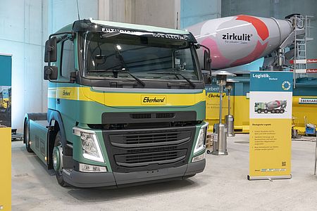 Ein Elektro-LKW steht zur Besichtigung am Tag der offenen Tür der EbiMIK Eröffnung bereit