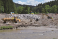 Schwemmholzrückhalt Sihl Bagger Muldenkipper am Ufer