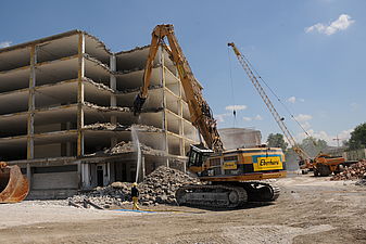 Zollfreilager Albisrieden Teilgebiet A-E Bagger beim Betonabbruch