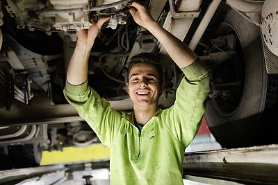 Unser Lernende Automobilmechatroniker NF schraubt an einem Lastwagen