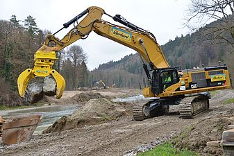 HWS Auenlandschaft Thurmündung Bagger platziert Ufersteine