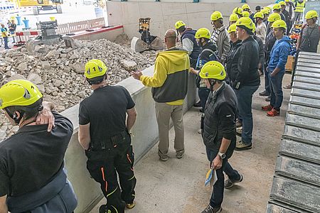 Besucher sehen sich auf dem Rundgang am Tag der offenen Tür an, wie die Mischabbruch Trennung mittels Sennenbogen funktioniert