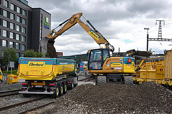 Bagger belädt bei dem Gleisbauprojekt in Affoltern am Albis einen Lastwagen