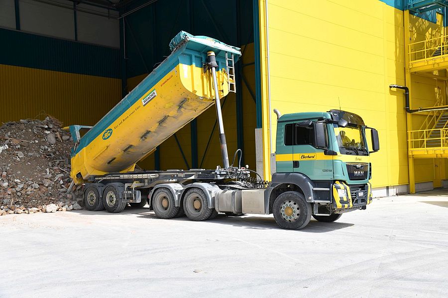 LKW liefert den Mischabbruch im EbiMIK ab