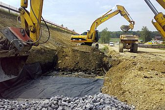 Ausbau Nationalstrasse 4 auf vier Spuren - Abtragen von Bodenschichten