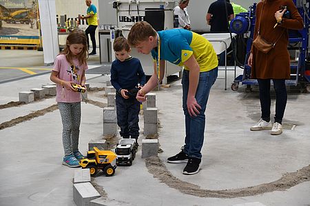 Kinder können ferngesteuerte Fahrzeuge durch einen Parcours im EbiLAB steuern