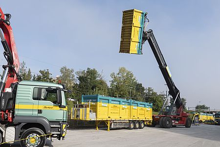 Container Transport wird am Tag der offenen Tür der EbiMIK Eröffnung demonstriert