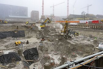 Aushub und Abtranspor mit schweren Maschinen.