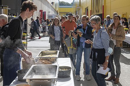 Besucher verpflegen sich am Tag der offenen Tür der EbiMIK Eröffnung