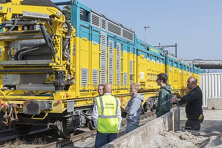 Die Saugtechnik wird den Besuchern am Tag der offenen Tür der EbiMIK Eröffnung demonstriert