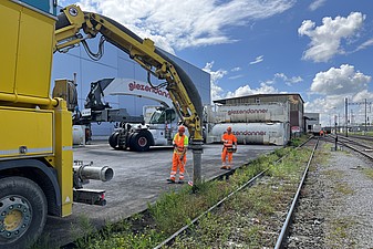 Absaugung Ölverschmutzter Schotter aus Bahntrassee direkt in Saugbagger