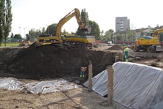 Wohnüberbauung Guggach Bagger und Lastwagen beim Aushub