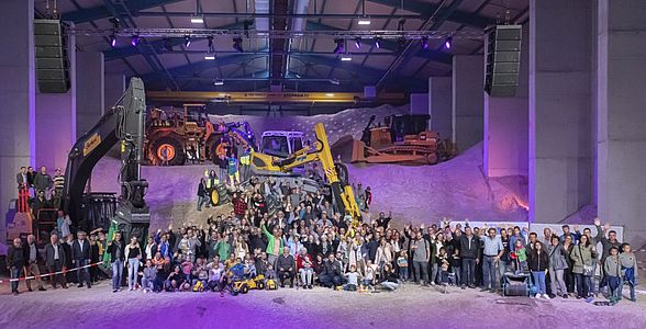 Am Tag der Ebianer stehen alle für ein Gruppenfoto auf der Rohstoffbühne