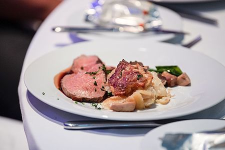 Roastbeef mit Kartoffelgratin und Kefen-Pilzgemüse zum Hauptgang am Kundenanlass der EbiMIK Eröffnung