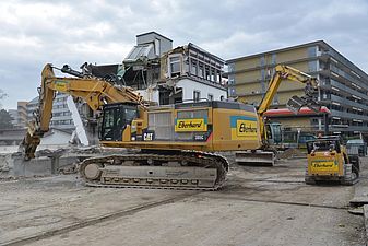 Osterwalder Tower Bagger beim Betonabbruch