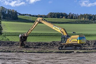Abtrag Oberboden unter einhaltung der Bodenschutzrichtlinien (Long-Reach Bagger).