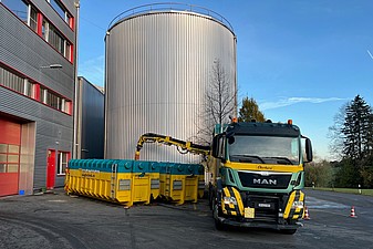 Sedimente von Saugbagger in geschlossene Saugbaggermulden kippen