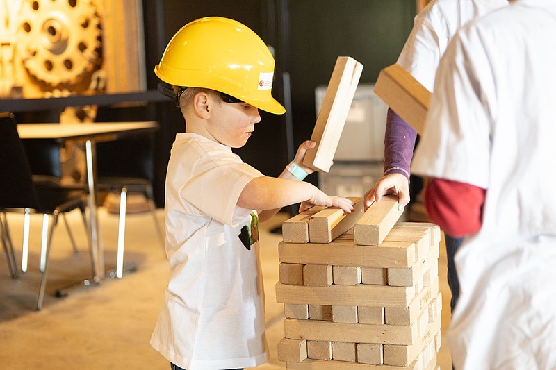 Mit Holzklötzen spielen