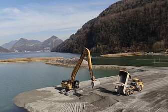 Aufschüttung mit Bagger und Grossdumper