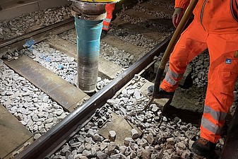 Absaugung Gleisschotter mit Saugeinheit im Tunnel