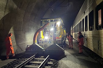 Reinigung Spurbereich mit Saugeinheit