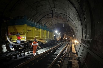 Absaugen von Müll, Sand und Kalk im Tunnel